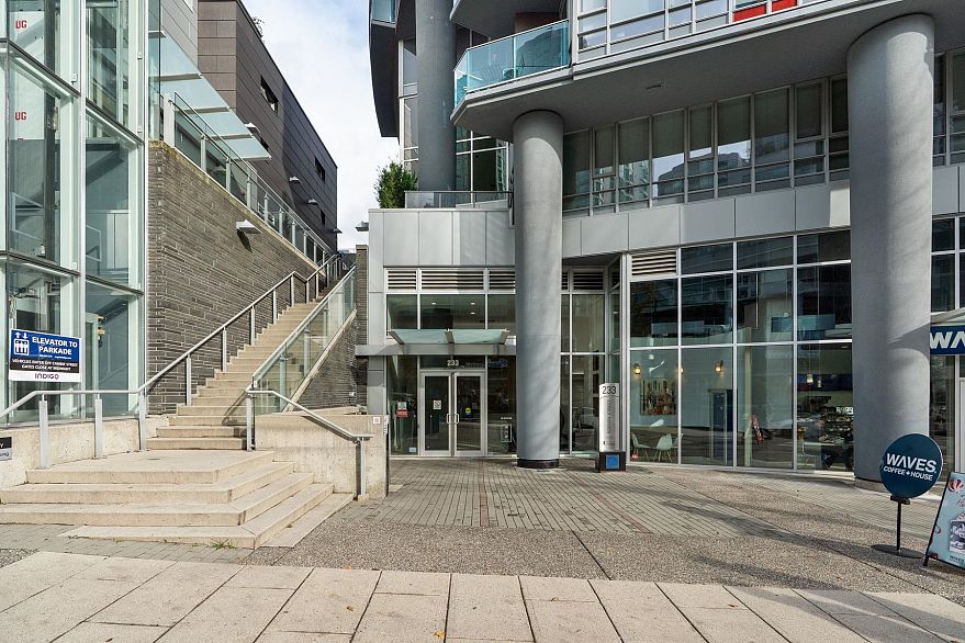 2210 233 Robson Street