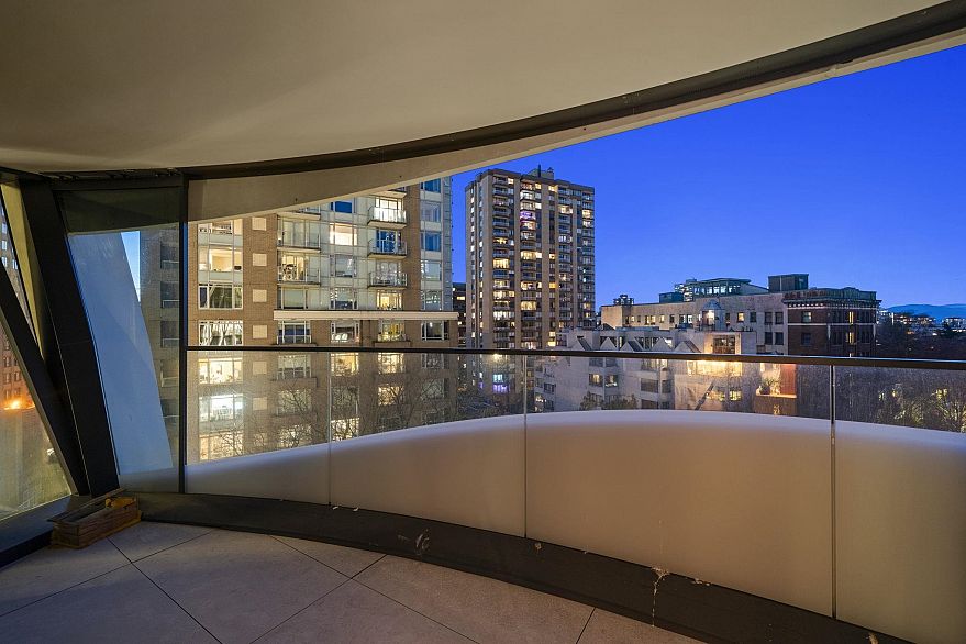 703 1033 Nelson Street