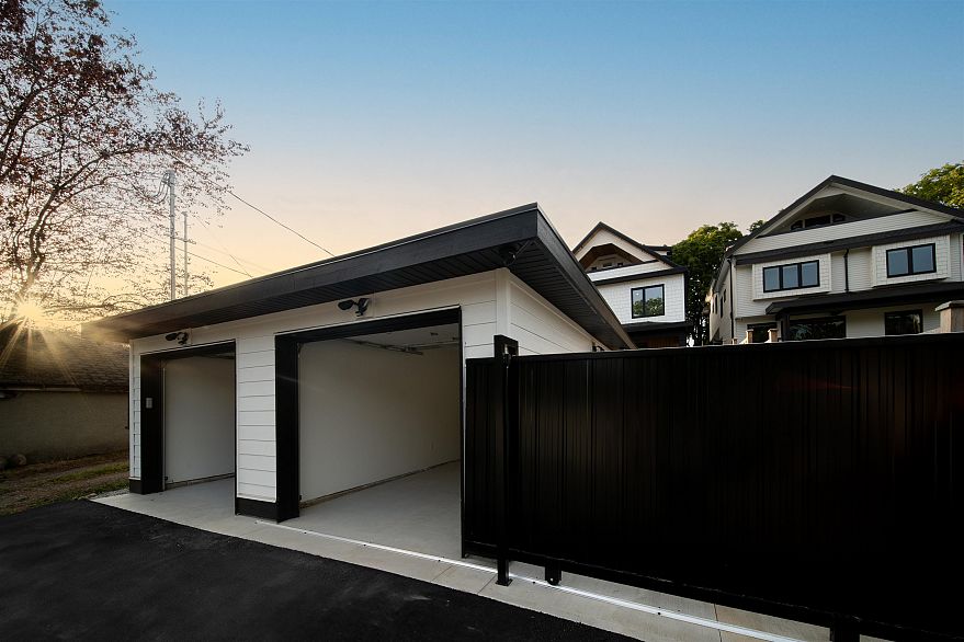 2 3576 E Pender Street