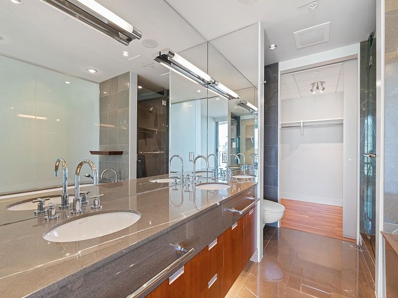 2803 1077 W Cordova Street