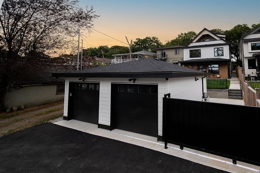 2 3576 E Pender Street