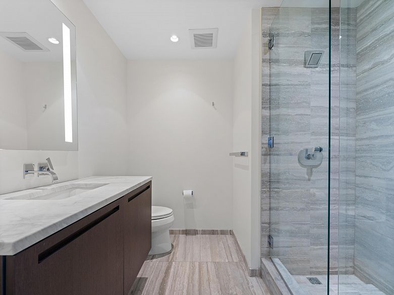 2701 1011 W Cordova Street