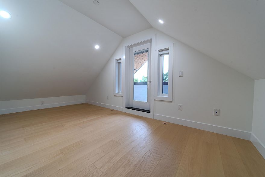 2 3576 E Pender Street