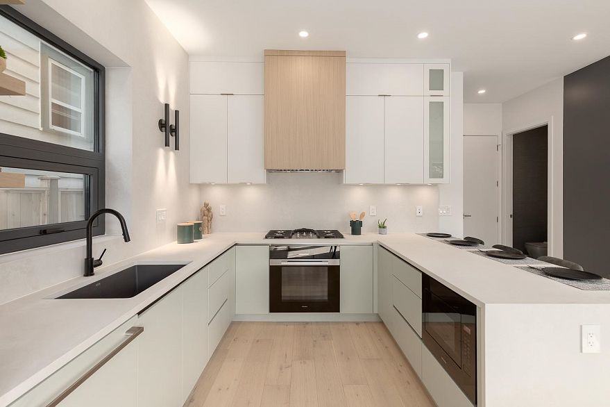 2 3186 W 11th Avenue