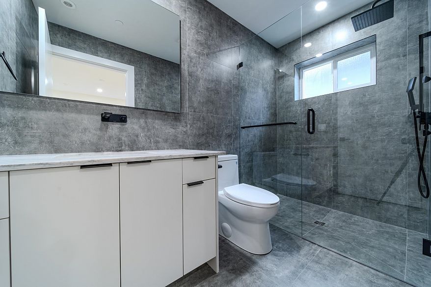 1 3576 E Pender Street