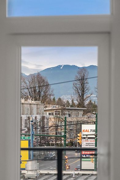 302 2888 Arbutus Street