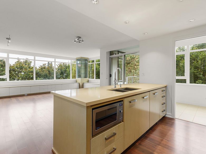 305 5955 Balsam Street