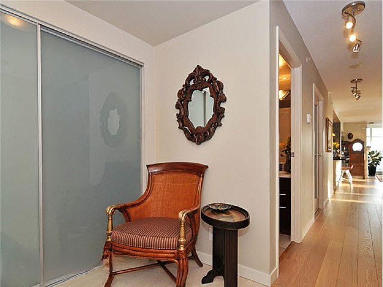 1807 198 AQUARIUS MEWS, Vancouver BC V6Z 2Y4