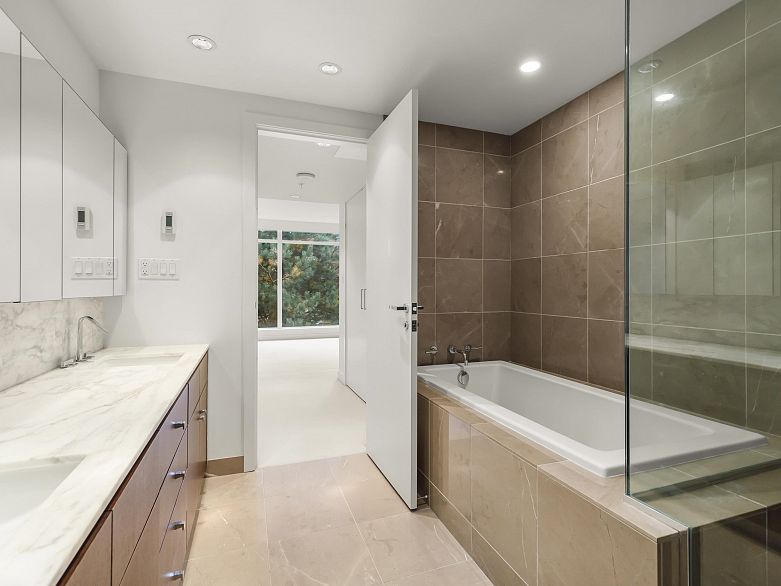 305 5955 Balsam Street