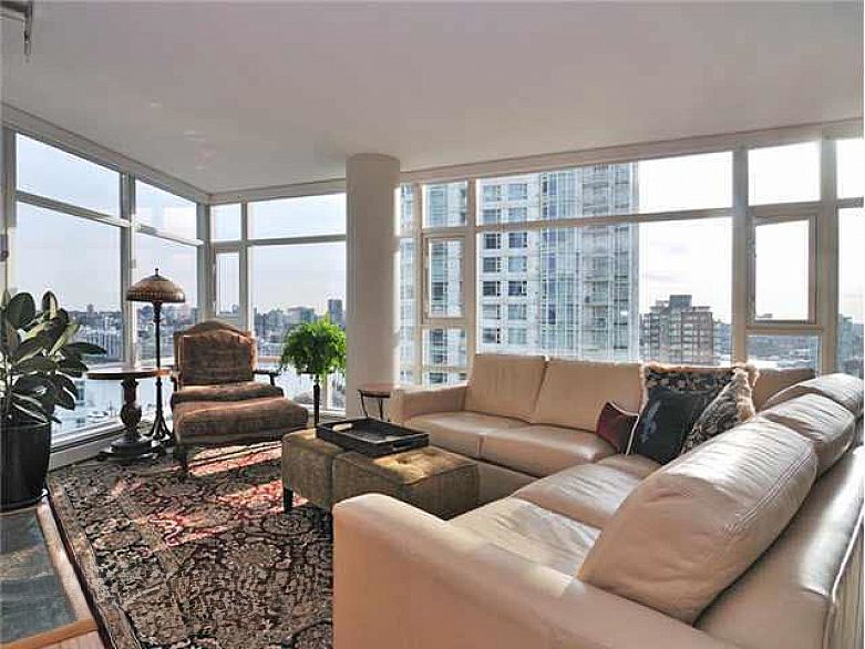 1807 198 AQUARIUS MEWS, Vancouver BC V6Z 2Y4