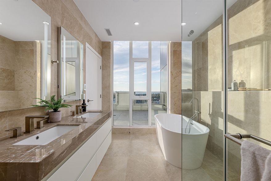 2702 7433 Cambie Street