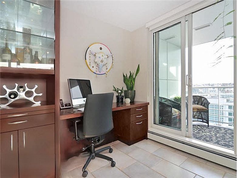 1807 198 AQUARIUS MEWS, Vancouver BC V6Z 2Y4