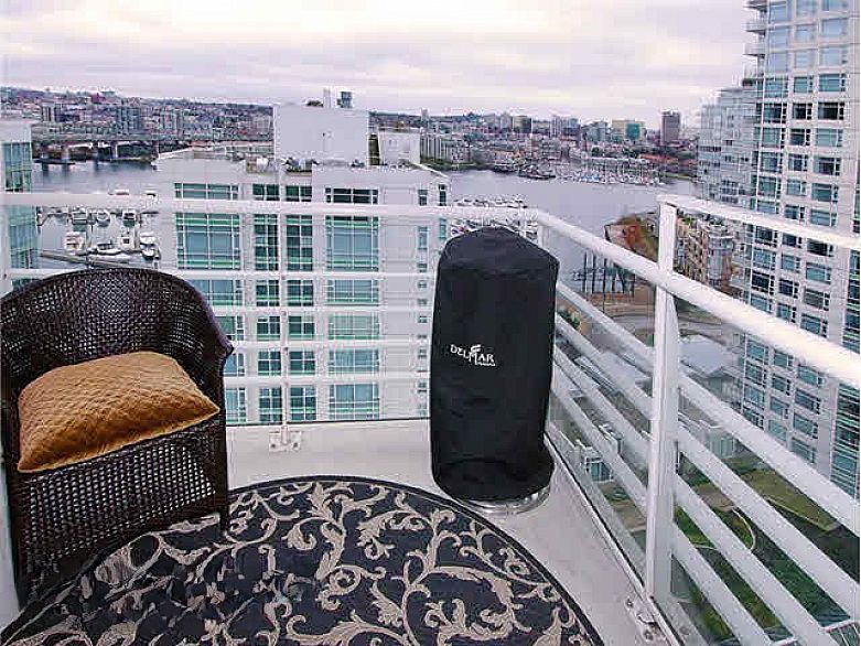 1807 198 AQUARIUS MEWS, Vancouver BC V6Z 2Y4