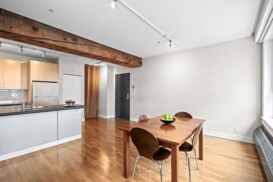 201 869 Beatty Street