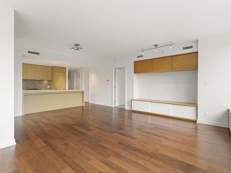 305 5955 Balsam Street