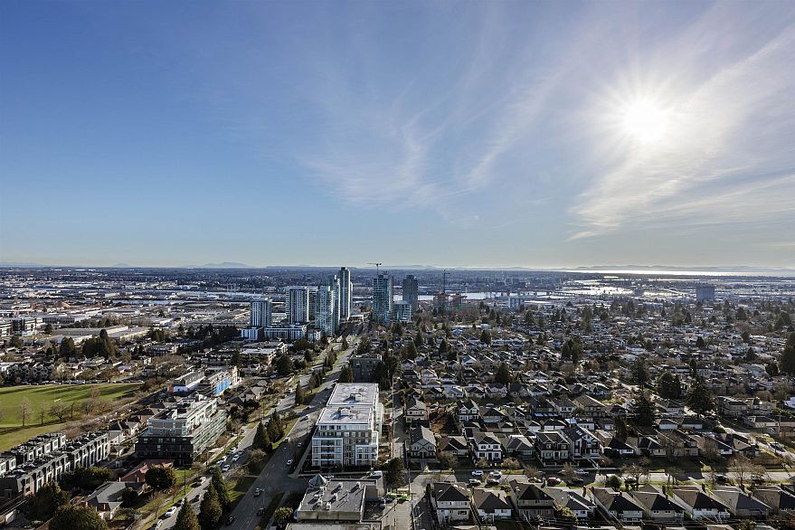 2702 7433 Cambie Street