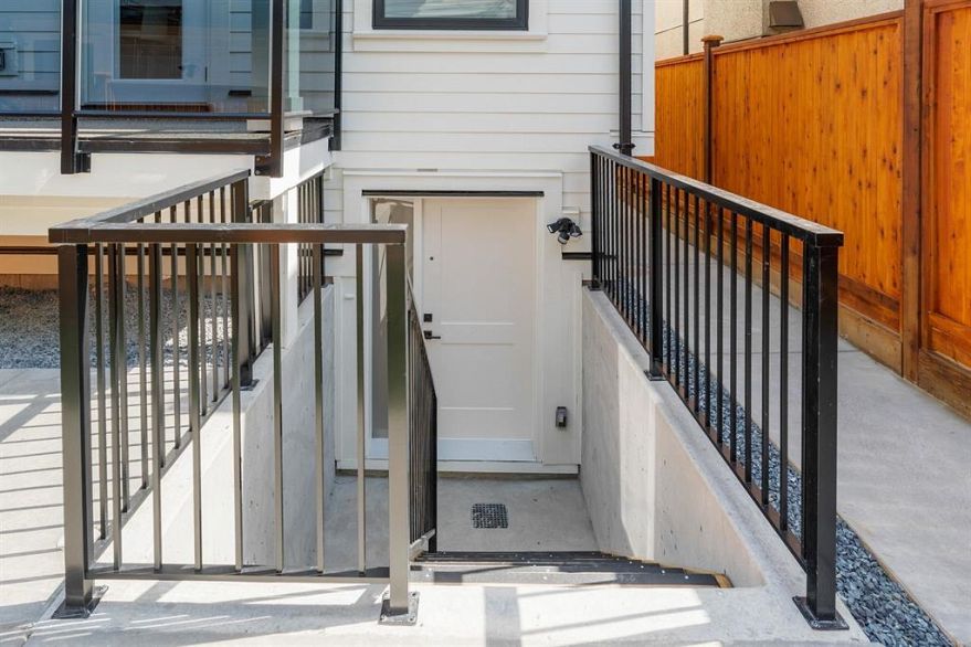 2 1243 Nootka Street