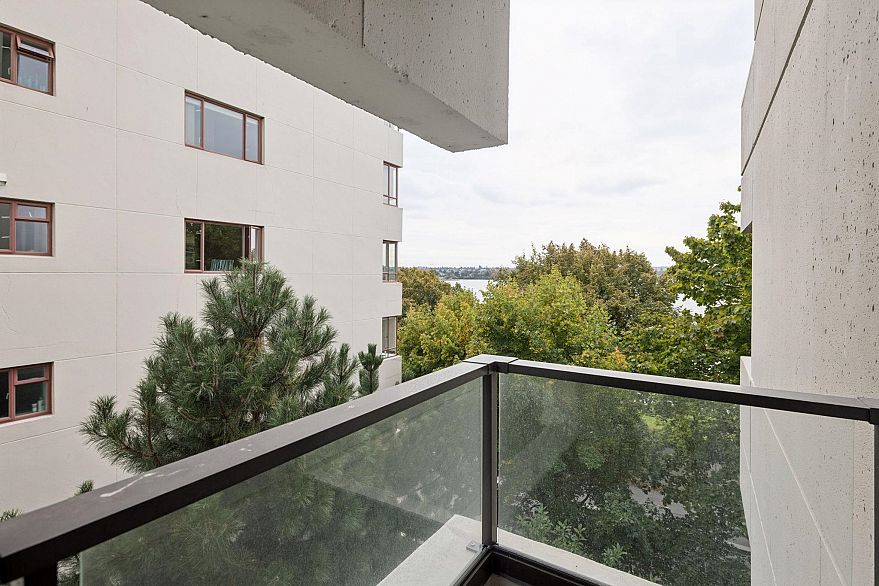 301 1995 Beach Avenue