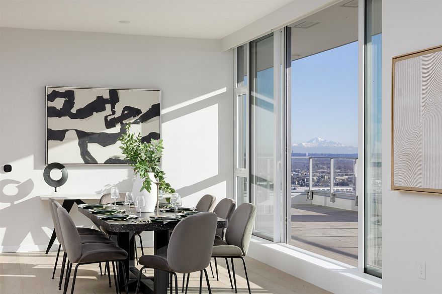 2702 7433 Cambie Street