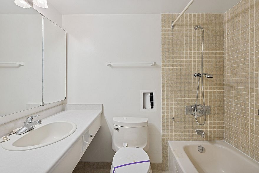 301 1995 Beach Avenue