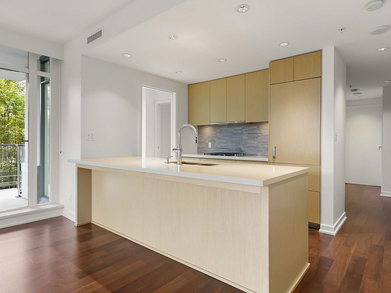 305 5955 Balsam Street