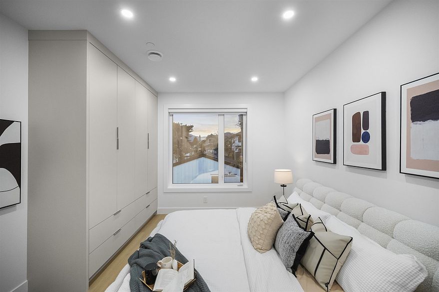 2 3623 Triumph Street