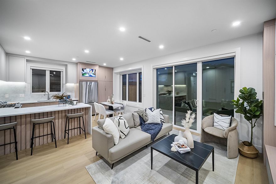 2 3623 Triumph Street