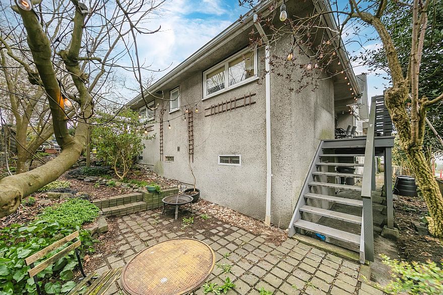 2205 2215 Pandora Street