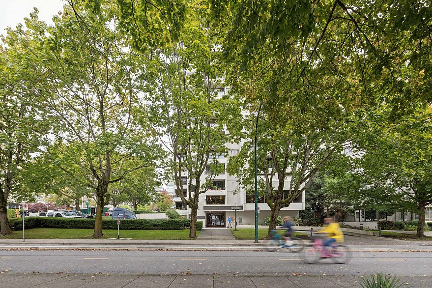 301 1995 Beach Avenue