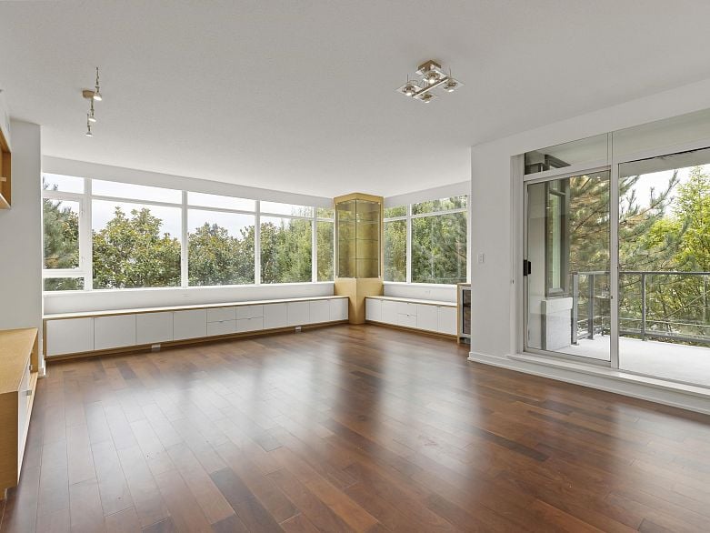 305 5955 Balsam Street