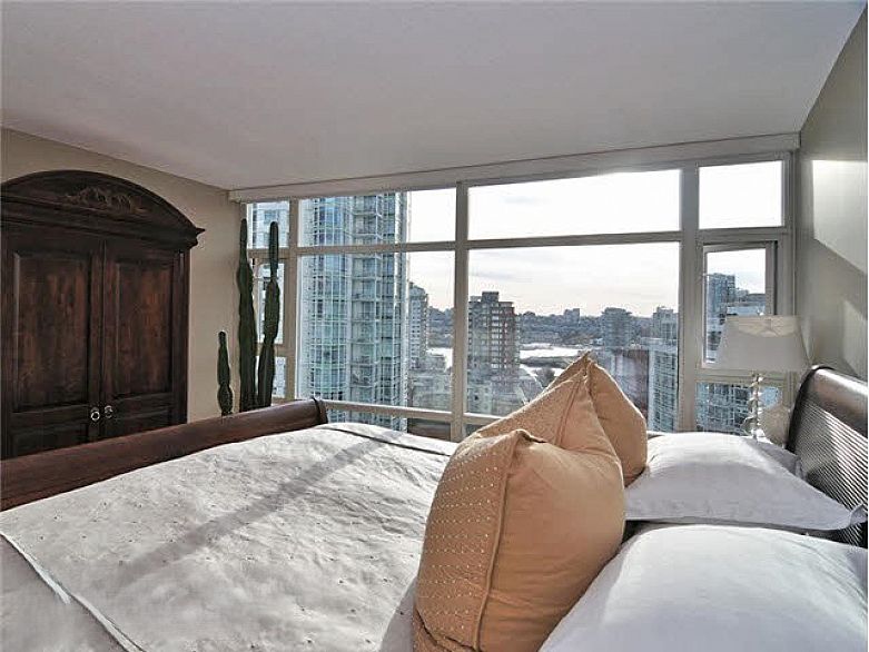 1807 198 AQUARIUS MEWS, Vancouver BC V6Z 2Y4