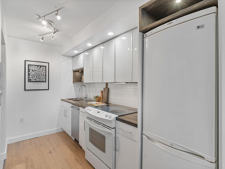 201 4315 Fraser Street