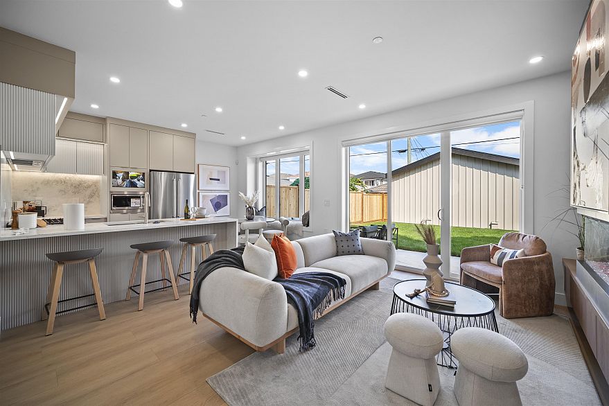 2 3563 E 25th Avenue