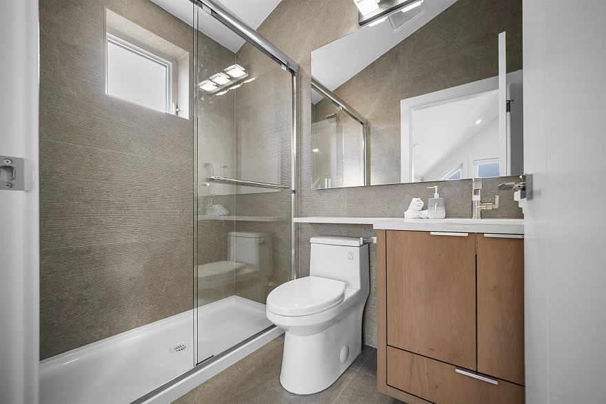 2 3563 E 25th Avenue