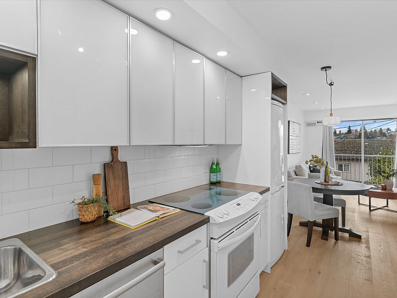 201 4315 Fraser Street