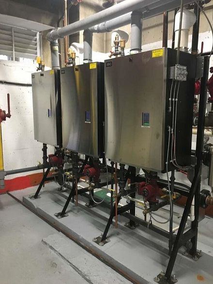 410 1975 Pendrell Street