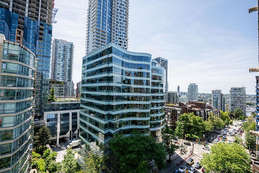 1202 1003 Burnaby Street