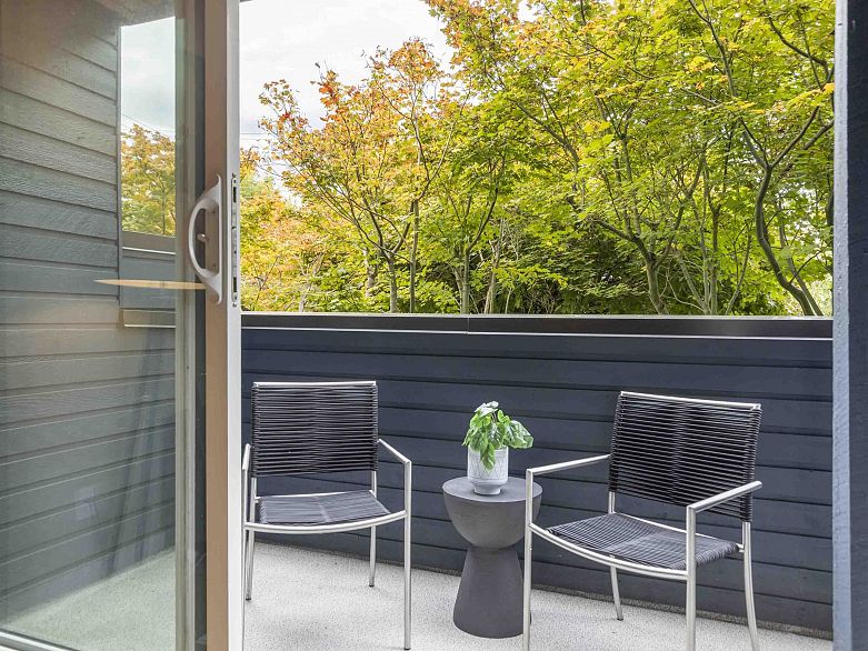 216 1990 W 6th Avenue