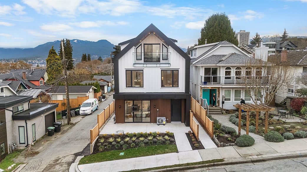 1 3623 Triumph Street