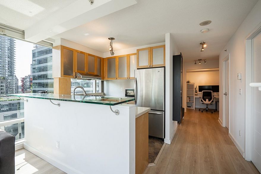 1202 1003 Burnaby Street