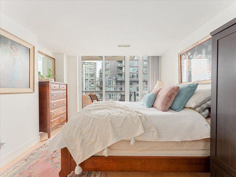 1008 590 Nicola Street