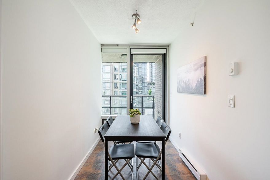 1202 1003 Burnaby Street