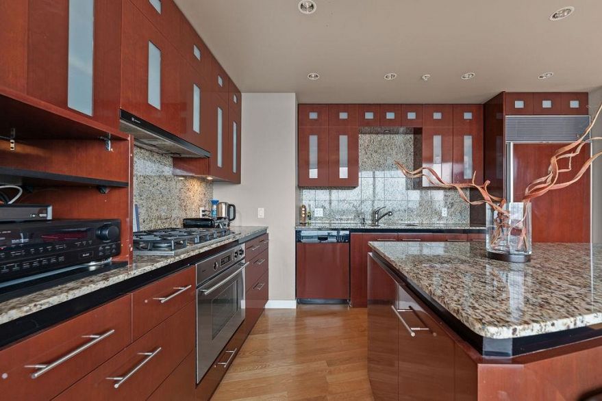 4303 938 Nelson Street