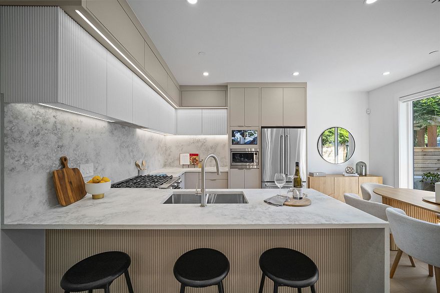 1 3563 E 25th Avenue