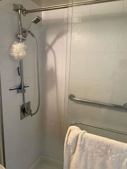 410 1975 Pendrell Street