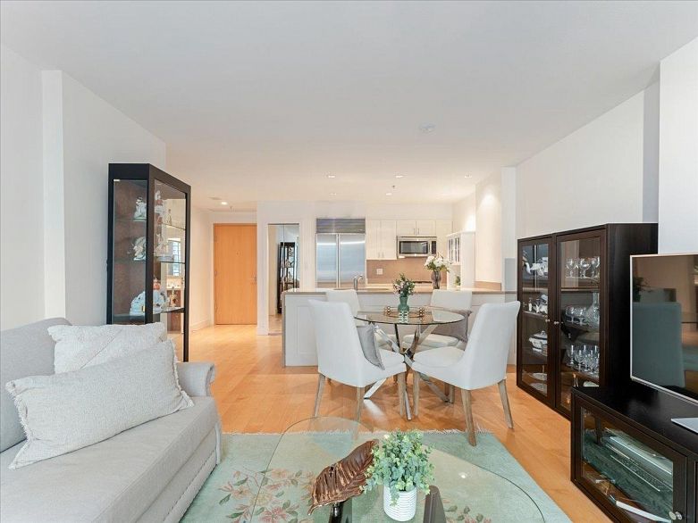 1008 590 Nicola Street