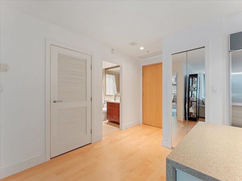 1008 590 Nicola Street