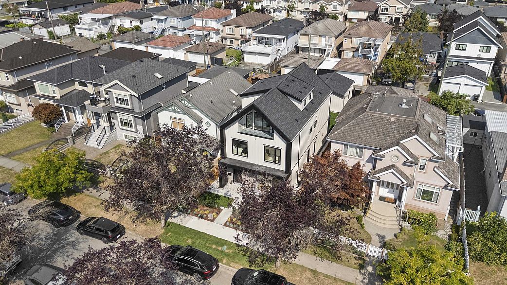 1 3563 E 25th Avenue