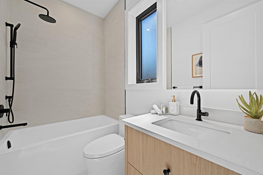 2 2846 W 12th Avenue