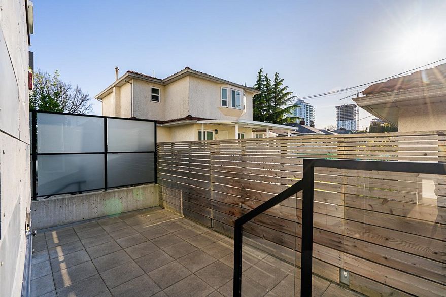 158 W Woodstock Avenue